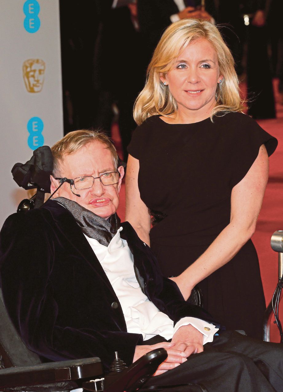 Stephen Hawking bersama anak perempuannya, Lucy. - AFP