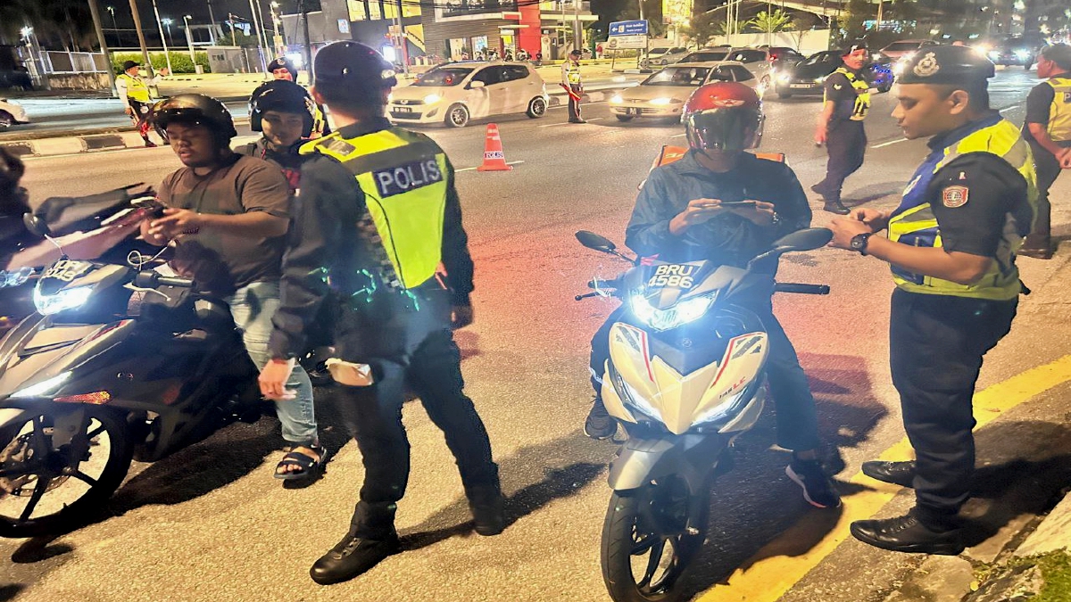 OPERASI Hormat Undang-Undang Jalan Raya di ibu negara bermula 4 Jun lalu hingga semalam yang dijalankan  Jabatan Siasatan dan Penguatkuasaan Trafik (JSPT) Kuala Lumpur. FOTO Ihsan PDRM.