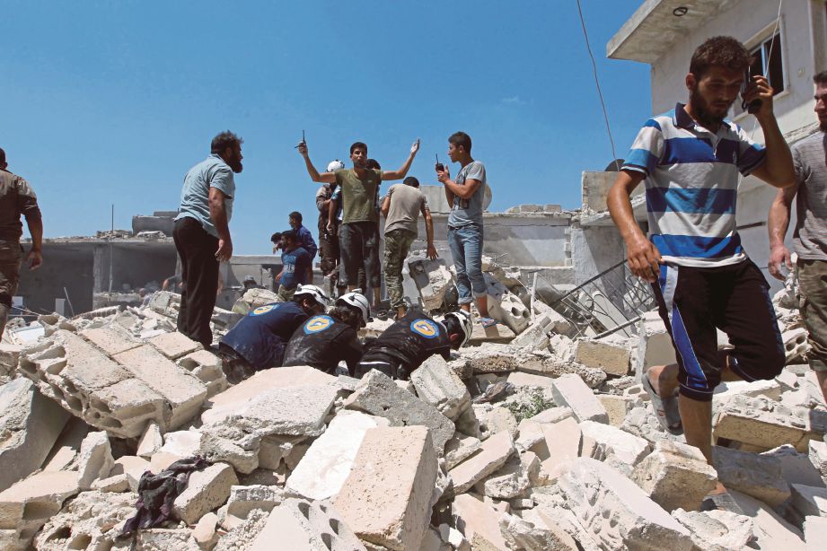PENDUDUK melihat kerosakan pada rumah mereka di Idlib. - Reuters