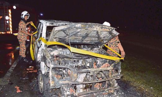 ANGGOTA bomba memeriksa kenderaan pelbagai guna (MPV) jenis Nissan X-Trail yang  terbakar. 