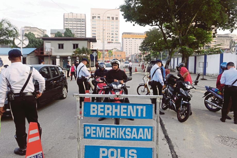 OP Warta yang dijalankan Polis Trafik Kuala Lumpur di Jalan Tun HS Lee.