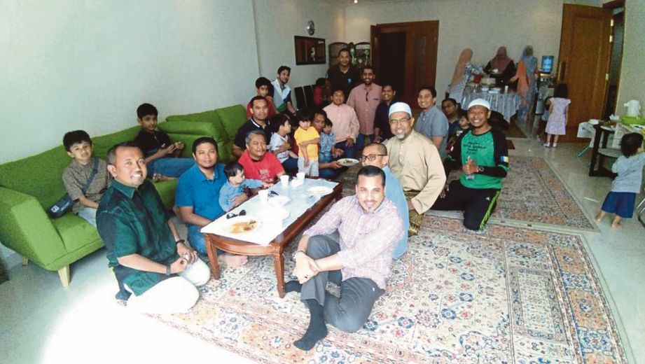 DIJEMPUT ke jamuan hari raya di rumah rakyat Malaysia yang menetap di Abu Dhabi.