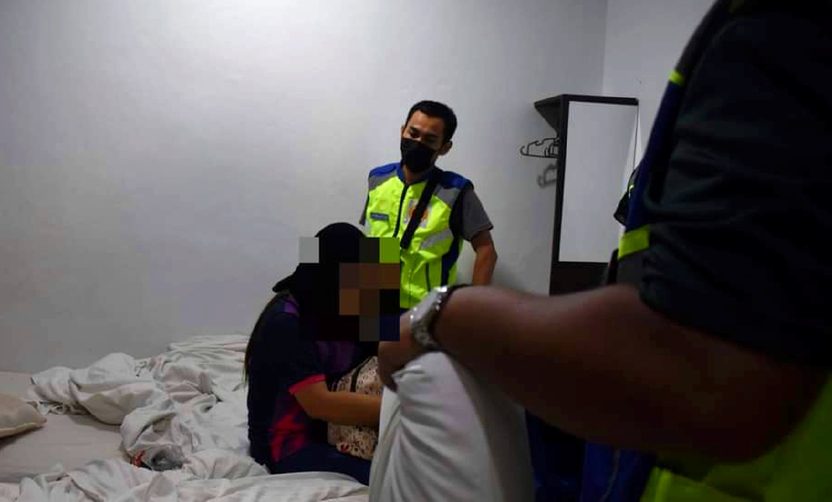 ANTARA individu yang ditahan kerana disyaki berkhalwat dalam operasi malam tadi. FOTO Ihsan JAHEAIK.