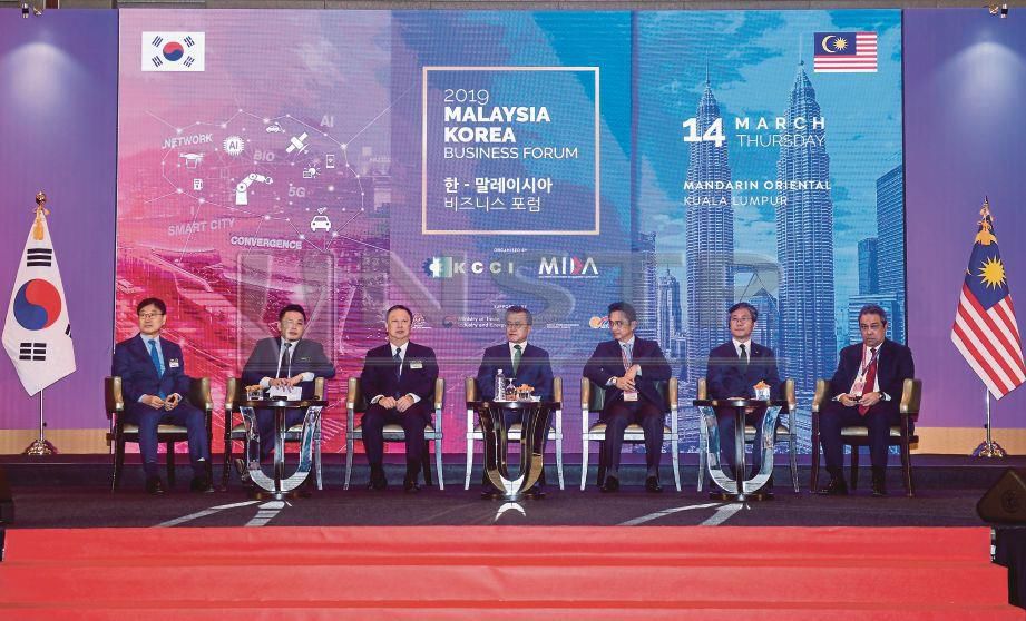 MOON Jae-in (tengah) ketika hadir pada Forum Perniagaan Malaysia-Korea,    semalam.