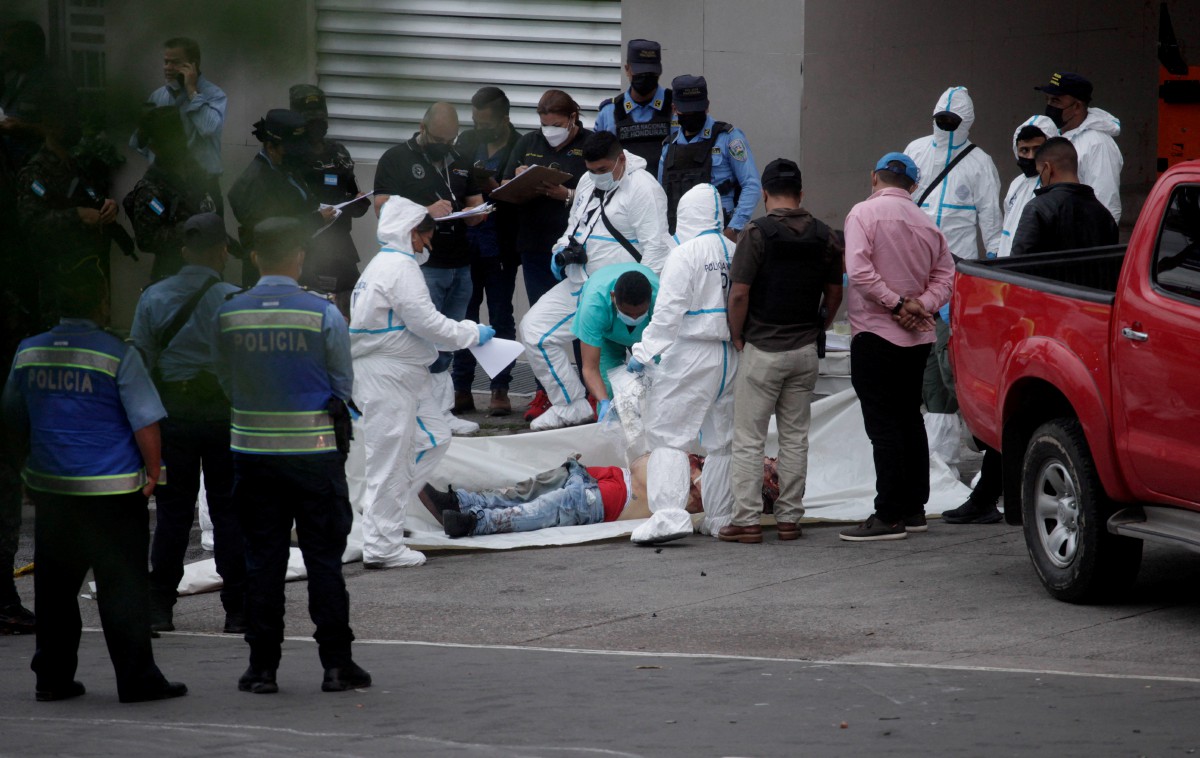 PASUKAN forensik menyiasat lokasi pembunuhan anak bekas Presiden Honduras Porfirio Lobo Sosa dan tiga lelaki FOTO Reuters.