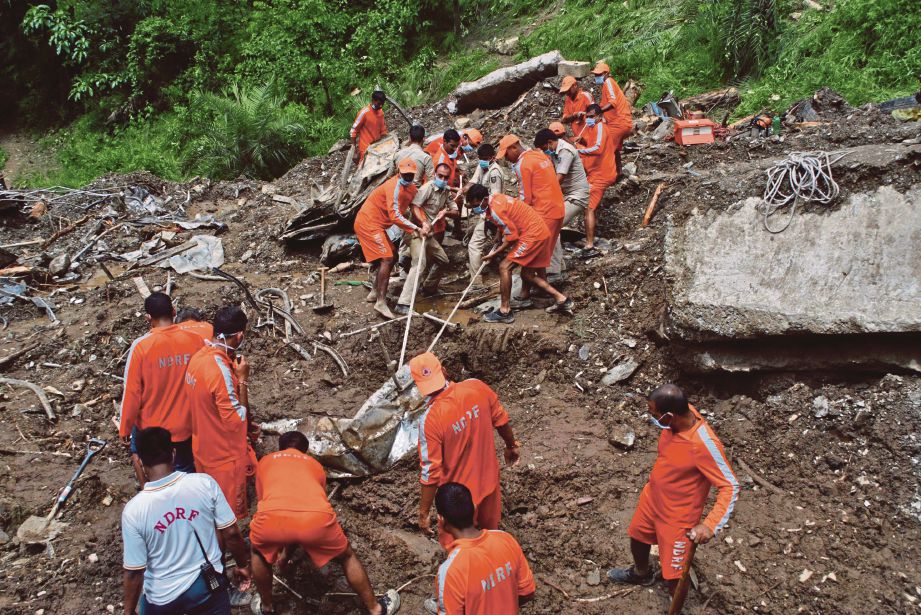 ANGGOTA keselamatan mencari mangsa yang terselamat dalam nahas bas akibat tanah runtuh di Himachal Pradesh. - AFP