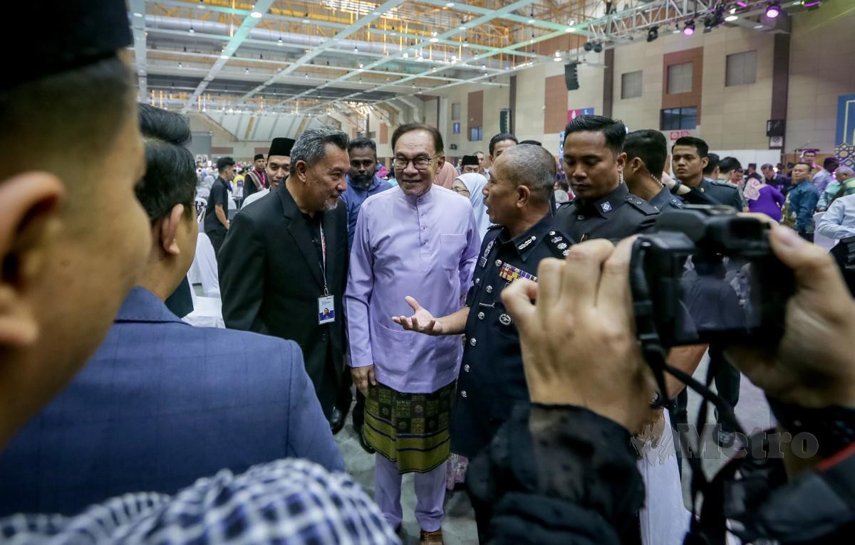 ANWAR beramah mesra bersama tetamu yang hadir pada Majlis penerapan Nilai-Nilai Murni dan Sambutan Hari Raya KDN Madani di  MAEPS Serdang. FOTO Asyraf Hamzah.