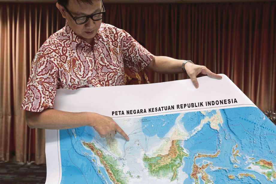 ARIF Havas Oegroseno menunjukkan lokasi Laut Natuna Utara di peta baru Indonesia di Jakarta semalam. - Reuters