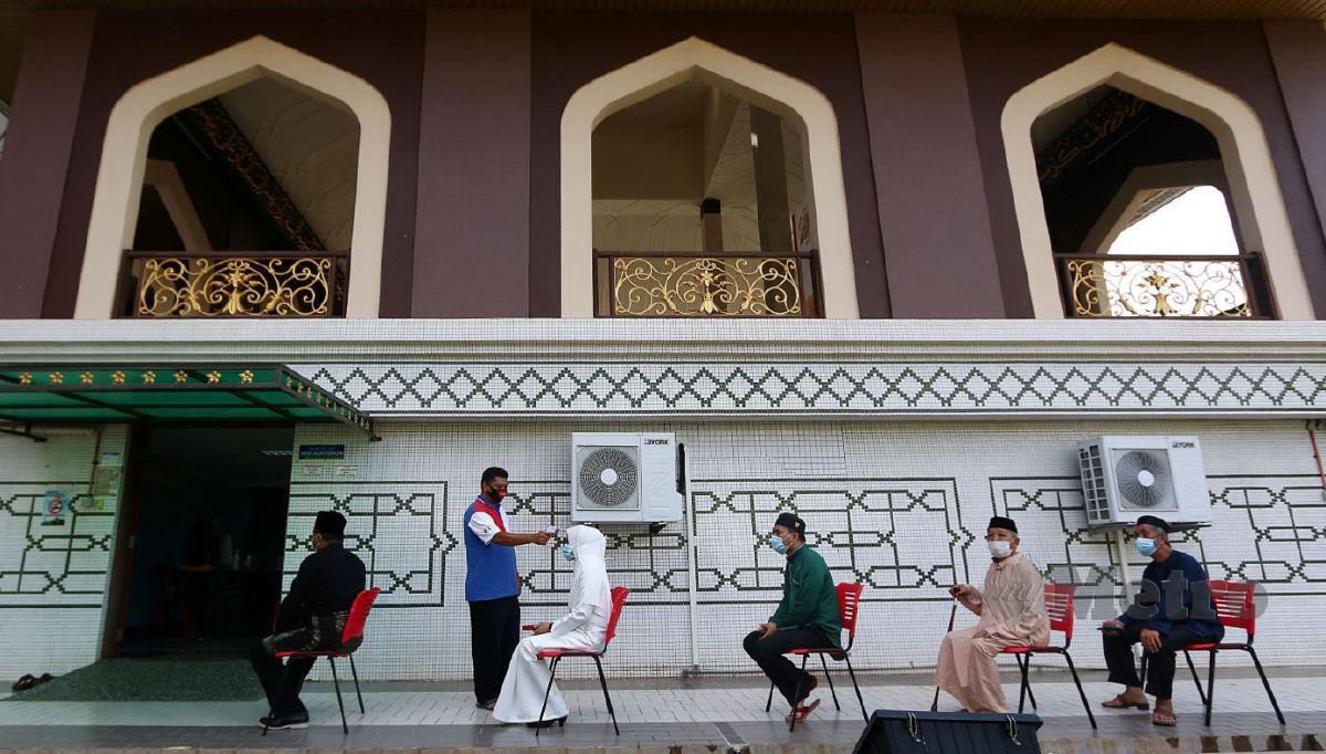 Gambar hiasan, pemeriksaan suhu mengikut SOP cegah Covid-19 terhadap bakal pengantin dan wakil keluarga sebelum majlis akad nikah di Masjid A-Azim, Melaka. FOTO NSTP.
