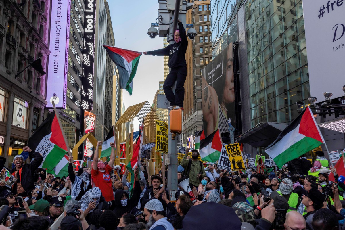 ORANG ramai menyertai demonstrasi Pro-Palestin di New York, semalam. FOTO AFP.
