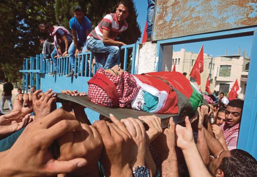PENDUDUK Palestin membawa jenazah Mutaz Zawahreh, 27, yang dibunuh tentera Israel di Baitullaham, kelmarin. 