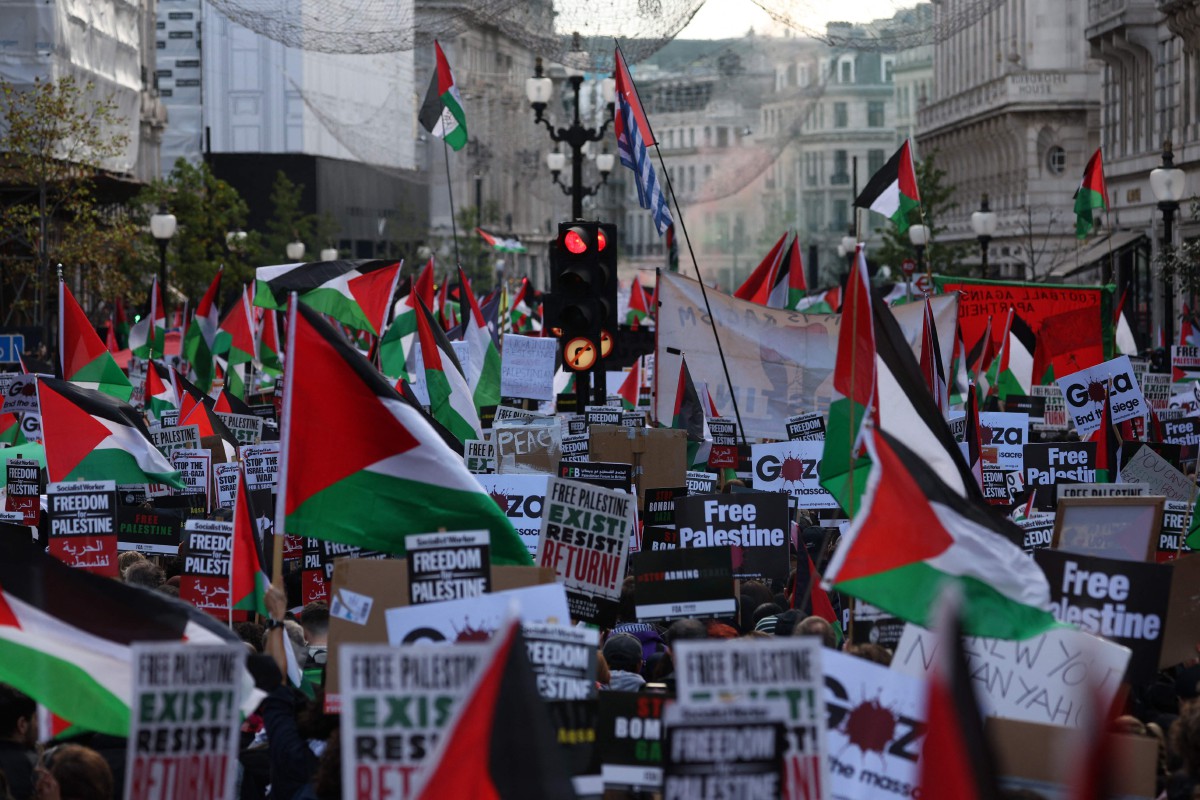 BENDERA Palestin dan sepanduk menuntut kebebasan buat Palestin di kota London. FOTO AFP.