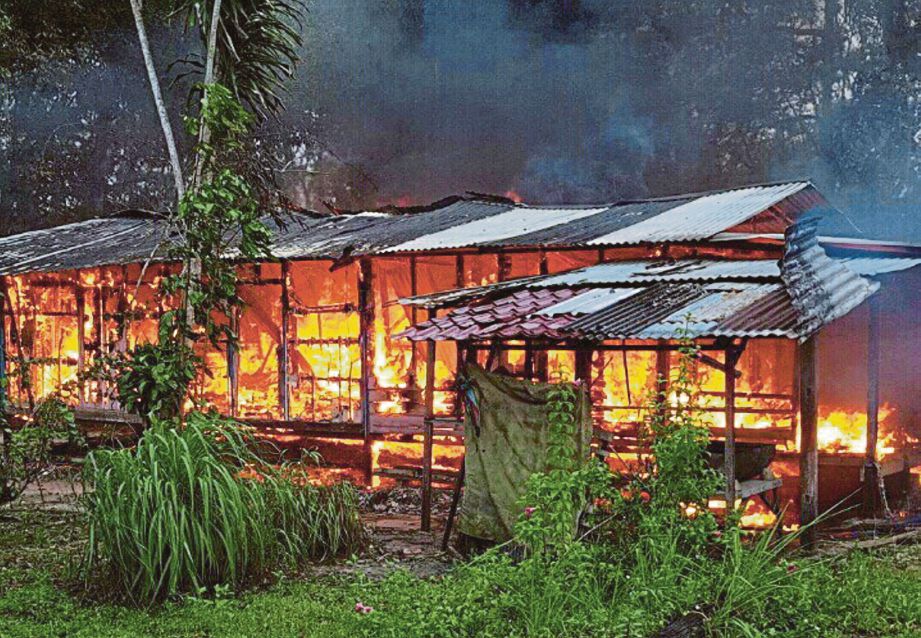   Sekeluarga di Kampung Cik Wok Sri Pantai tinggal sehelai sepinggang apabila rumah sewa yang didiami musnah dalam kebakaran.