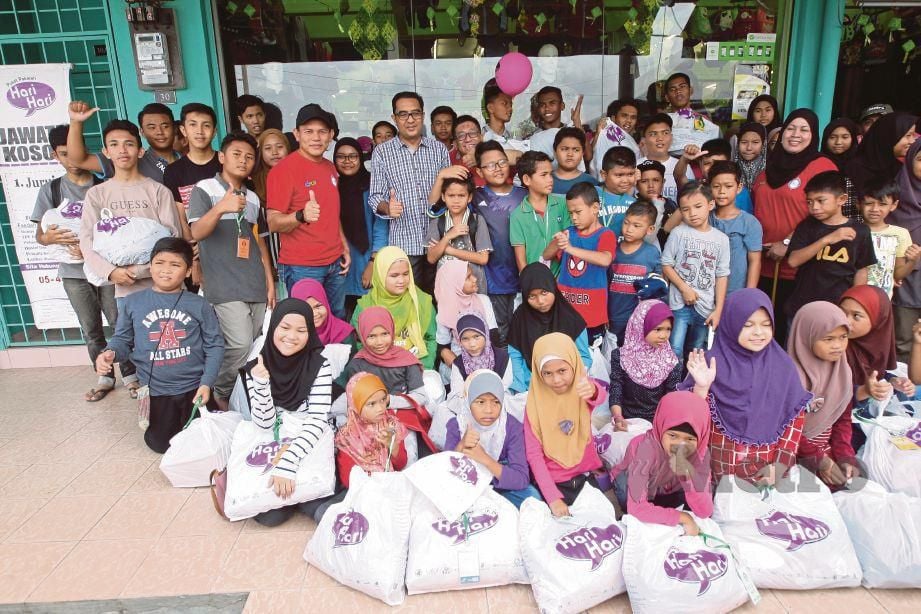  SEBAHAGIAN anak yatim yang membeli pakaian Aidilfitri di Pusat Pakaian Hari-Hari di Tanjung Malim sempena program TKHM bersama PLUS di Kampung Balun, Slim River. 