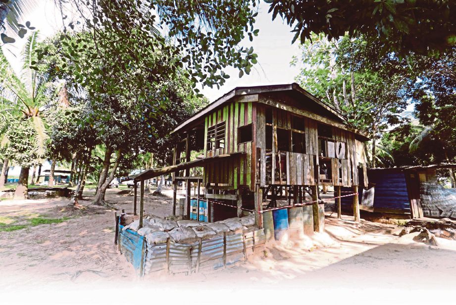 Rumah usang peninggalan penduduk di Kampung Tanduo ketika tinjauan selepas lima tahun pencerobohan pengganas Sulu. 