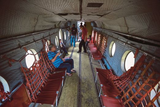 Pengunjung merasai berada di dalam salah sebuah pesawat yang dipamerkan pada Ulang Tahun Muzium TUDM ke-30.