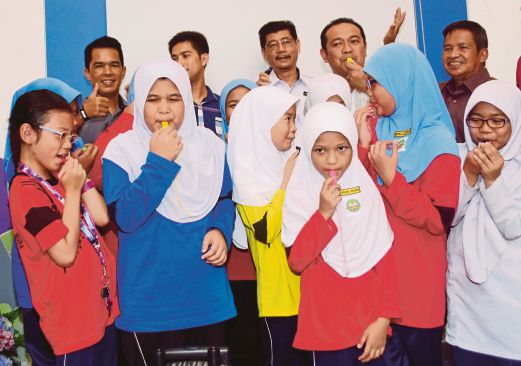 Ketua UMNO Bahagian Shah Alam, Datuk Azhari Shaari (belakang dua kanan)  bersama  pelajar selepas penyerahan wisel pada Program Maju Diri di SK Raja Muda, Seksyen 4, Shah Alam.  