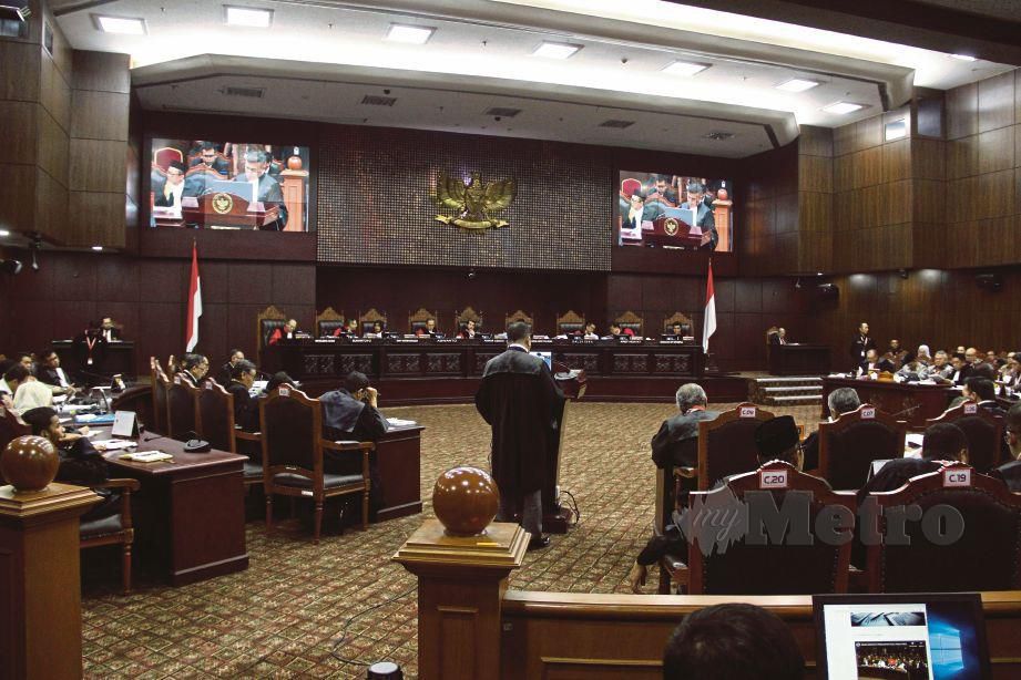PRABOWO  menuntut mahkamah membatalkan keputusan rasmi itu atau mengadakan pilihan raya baharu. - AFP 