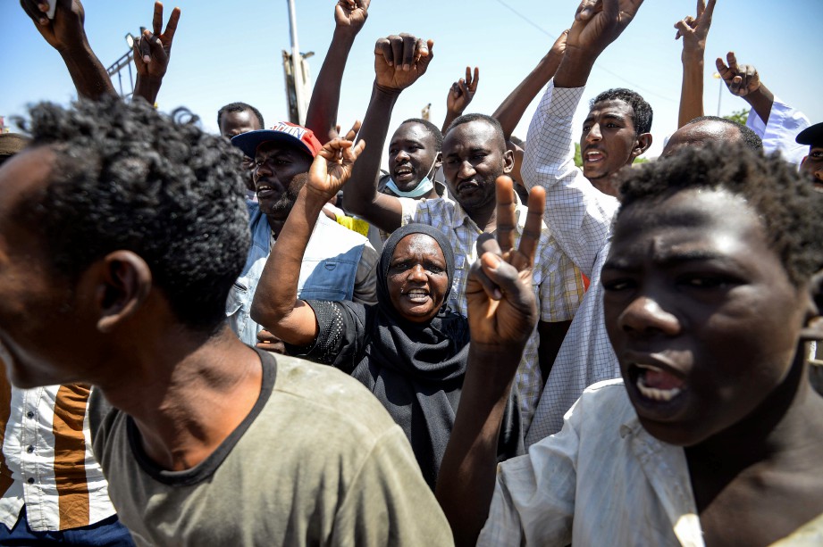 ORANG ramai melaungkan slogan ketika membantah di luar ibu pejabat tentera di Khartoum. FOTO AFP