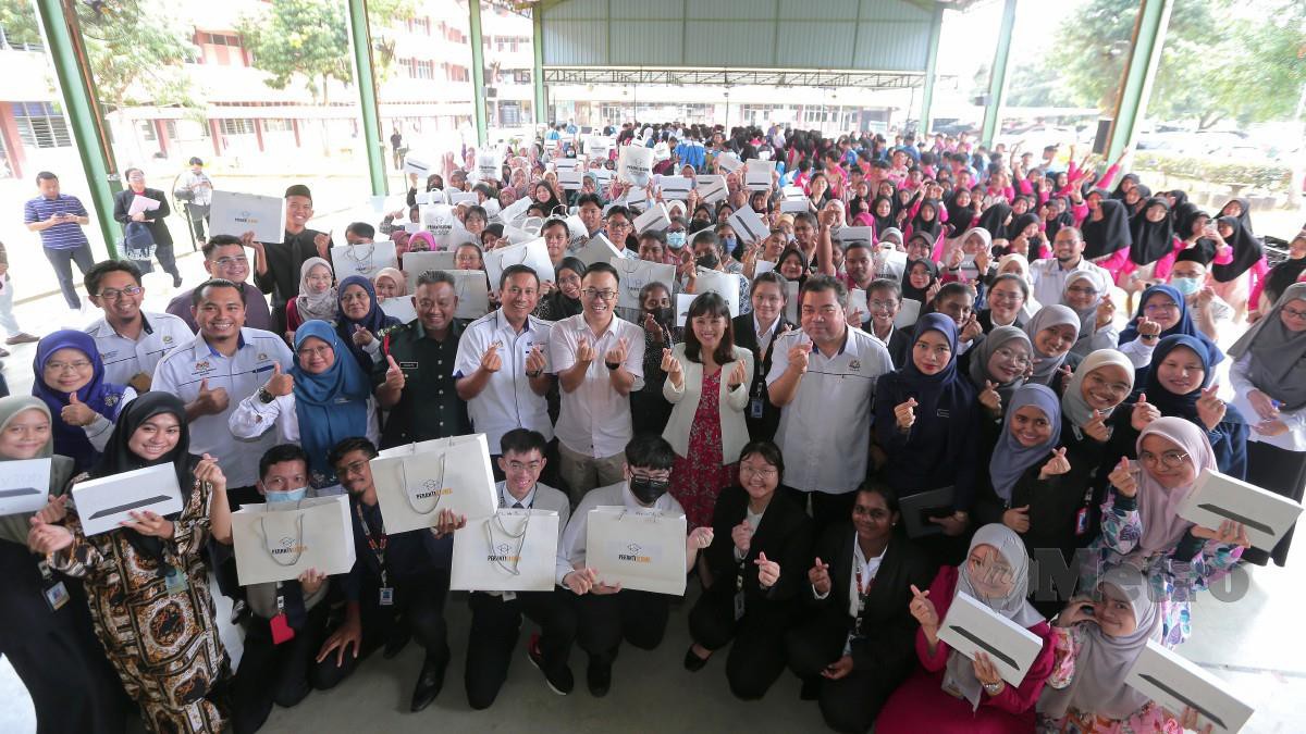 TEO Nie Ching bergambar bersama pelajar yang menerima peranti pada Majlis Penyampaian Perantisiswa di Dewan Sri Putra Sekolah Menengah Kebangsaan Tunku Abdul Rahman Putra, Kulai Johor. FOTO Nur Aisyah Mazalan.