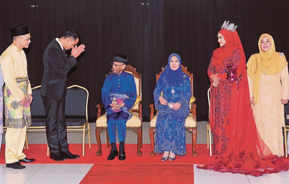 TUANKU Abdul Halim  dan Tuanku Hajah Haminah bersama pasangan pengantin. 