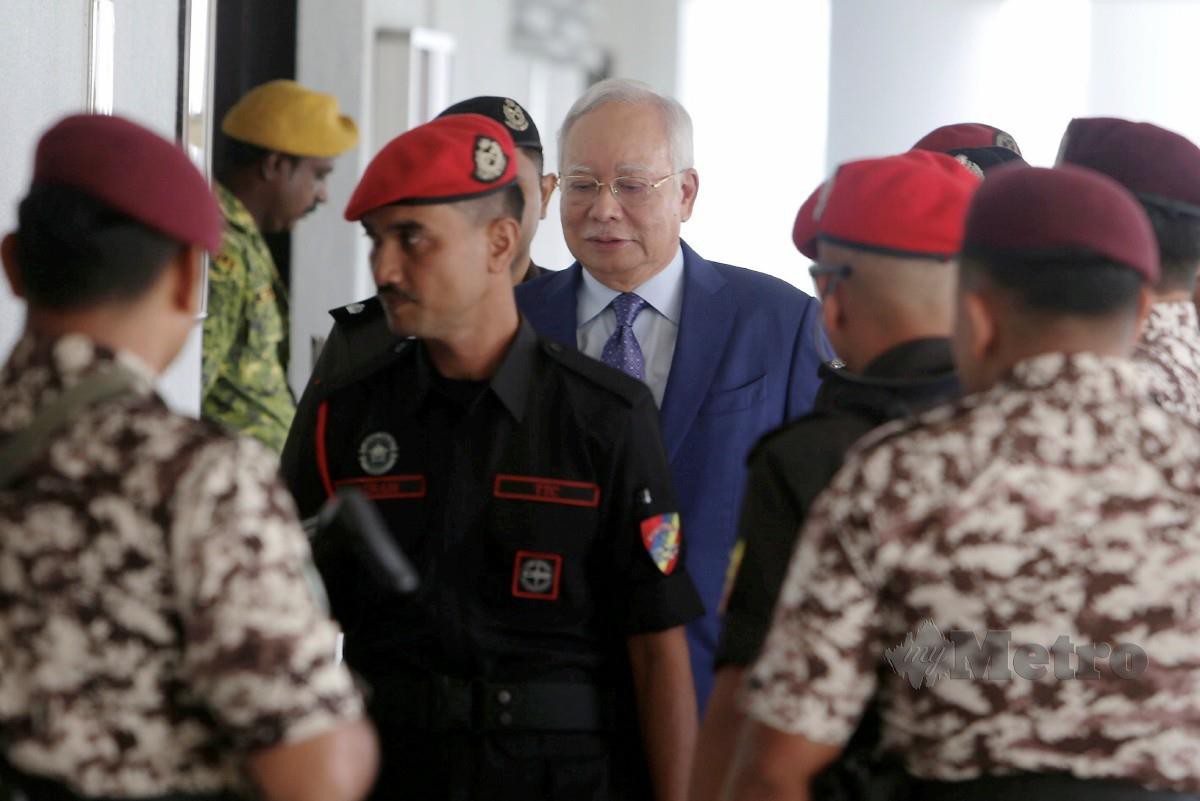 NAJIB diiringi pegawai penjara tiba di mahkamah untuk perbicaraan kes penyelewengan dana RM2.3 bilion milik 1MDB. FOTO Mohamad Shahril Badri Saali.