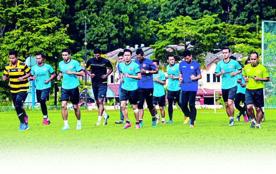 PEMAIN Selangor giat berlatih.