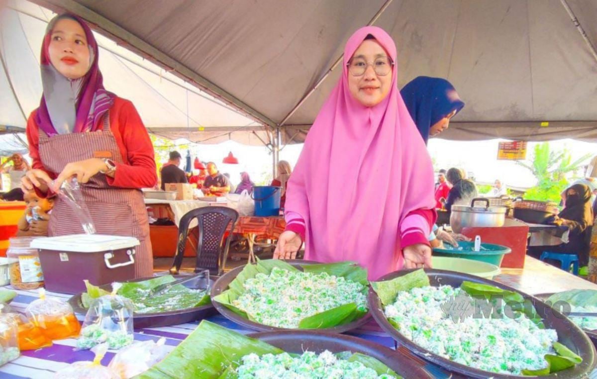 ANITA dibantu dua adiknya memasak dan menjual kuih kekoh char di bazar Ramadan Kuala Besut. FOTO Nurul Fatihah Sulaini.