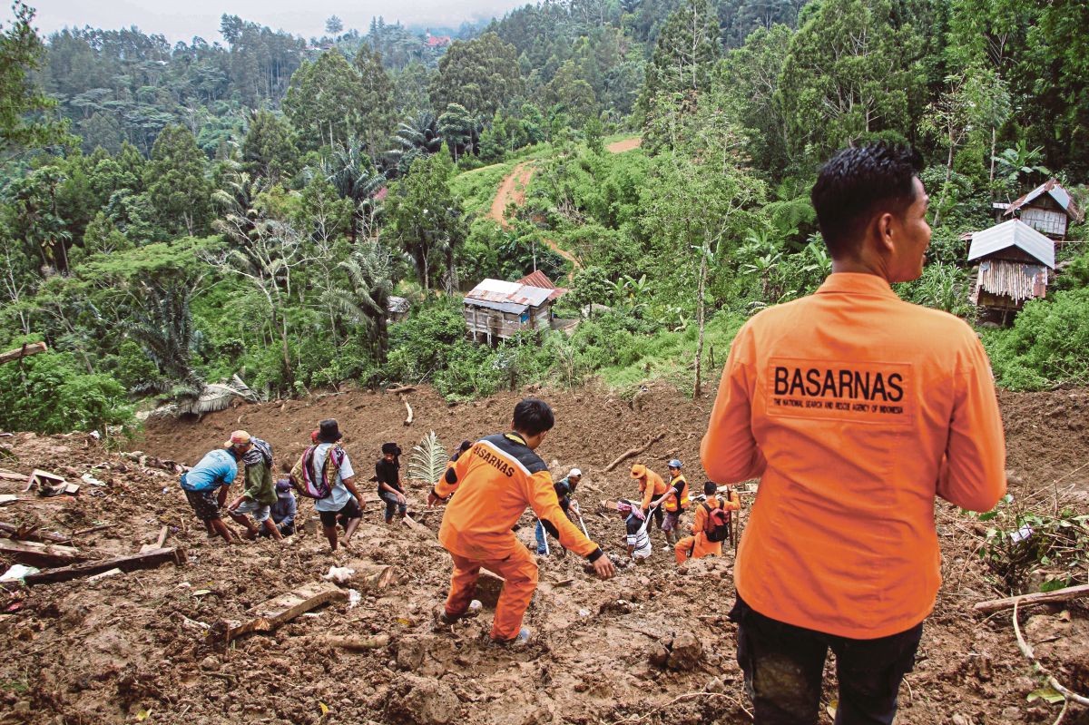 ANNGGOTA menyelamat Indonesia bersama penduduk mencari dan menyelamat mangsa tragedi tanah runtuh di selatan Sulawesi. FOTO Reuters/ Antara.