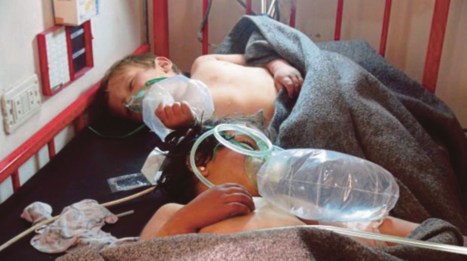 DUA kanak-kanak dirawat di sebuah hospital di Syria akibat kesukaran bernafas dipercayai menjadi mangsa serangan bom kimia. - Agensi
