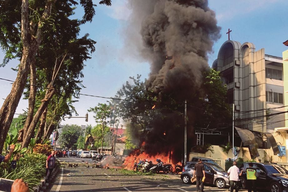 GAMBAR yang disiarkan pihak berkuasa Surabaya menunjukkan beberapa motosikal terbakar susulan serangan bom di Gereja Pantekosta kelmarin. - AFP
