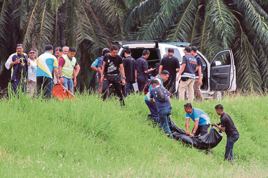 ANGGOTA  polis mengusung mayat    yang ditemui  orang awam   di tepi Sungai Jarak berhampiran Kampung Paya Tok Akil,  semalam.