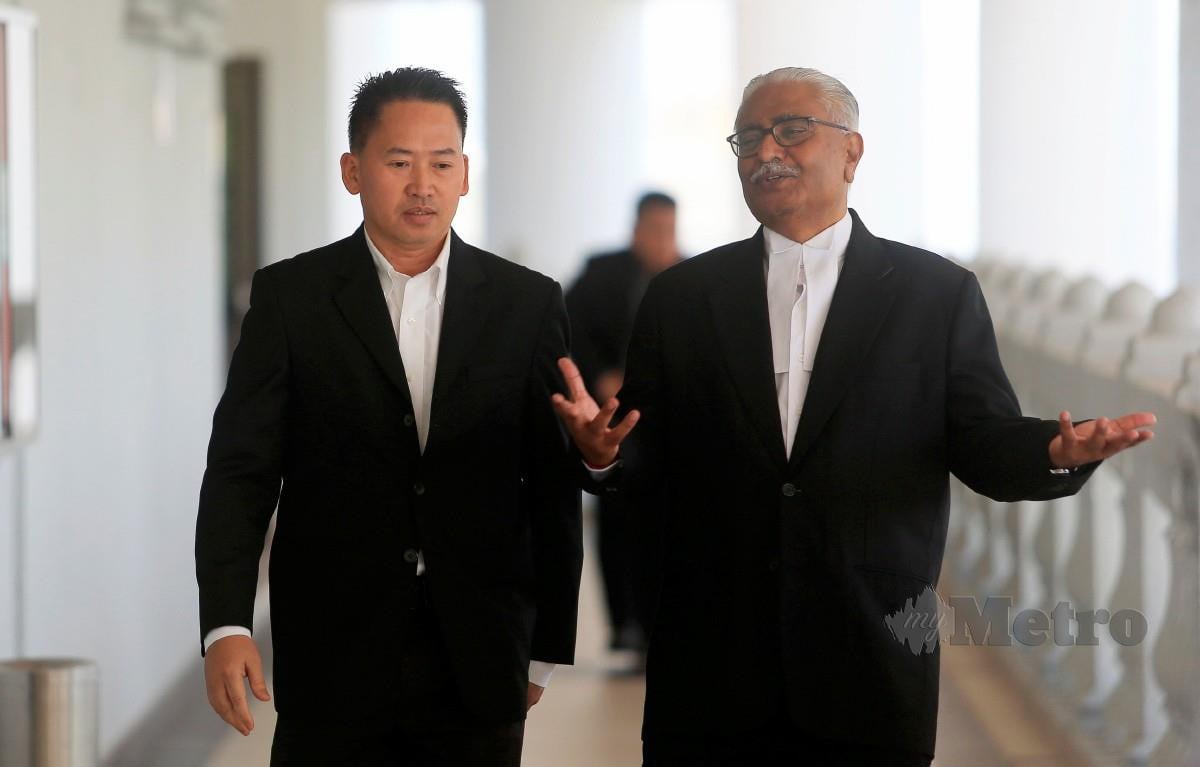PETER Anthony (kiri) hadir untuk pendengaran rayuannya bagi mengetepikan sabitan hukuman kerana menggunakan dokumen palsu di Kompleks Mahkamah Kuala Lumpur. FOTO Genes Gulitah.