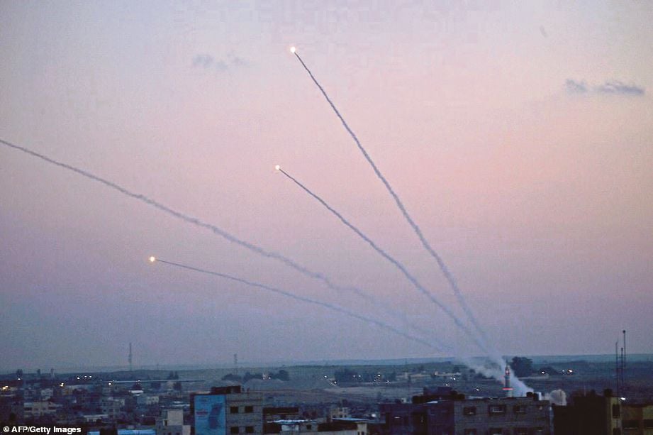 ROKET yang dilancarkan pejuang Hamas di Gaza ke arah sempadan Israel. - AFP