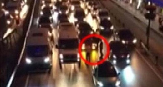 RAKAMAN CCTV menunjukkan lelaki itu melamar teman wanitanya di tengah lebuh raya.