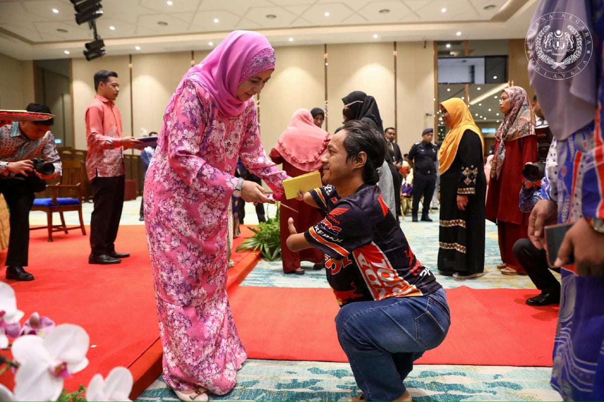 RAJA Zarith Sofiah berkenan mengurniakan sumbangan Aidiladha kepada golongan miskin tegar dan miskin di Johor. FOTO FB Sultan Ibrahim.