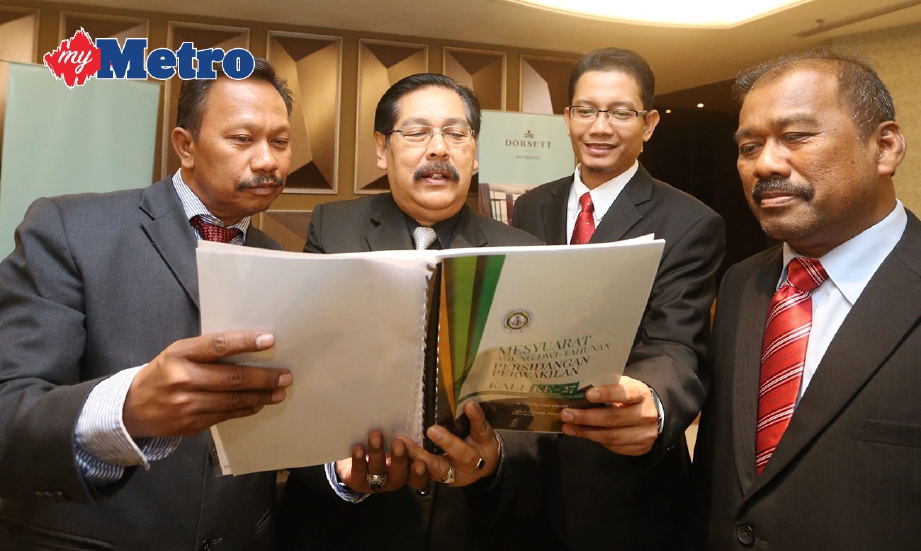 PRESIDEN Persatuan Pegawai Kanan Kastam Malaysia (PERKASA), Mohd Noor Yusoff (tiga kanan) bersama Timbalan Presiden PERKASA, Mohd Asri Seman (kiri), Setiausaha PERKASA, Saiful Azmi Yusof (dua kanan) dan Pegawai Khas Presiden PERKASA, Mohd Nasir Yusof melihat buku mesyuarat Persidangan Perwakilan Dwi Tahunan Persatuan Pegawai Kanan Kastam Malaysia ke-27 di Putrajaya. FOTO Mohd Fadli Hamzah