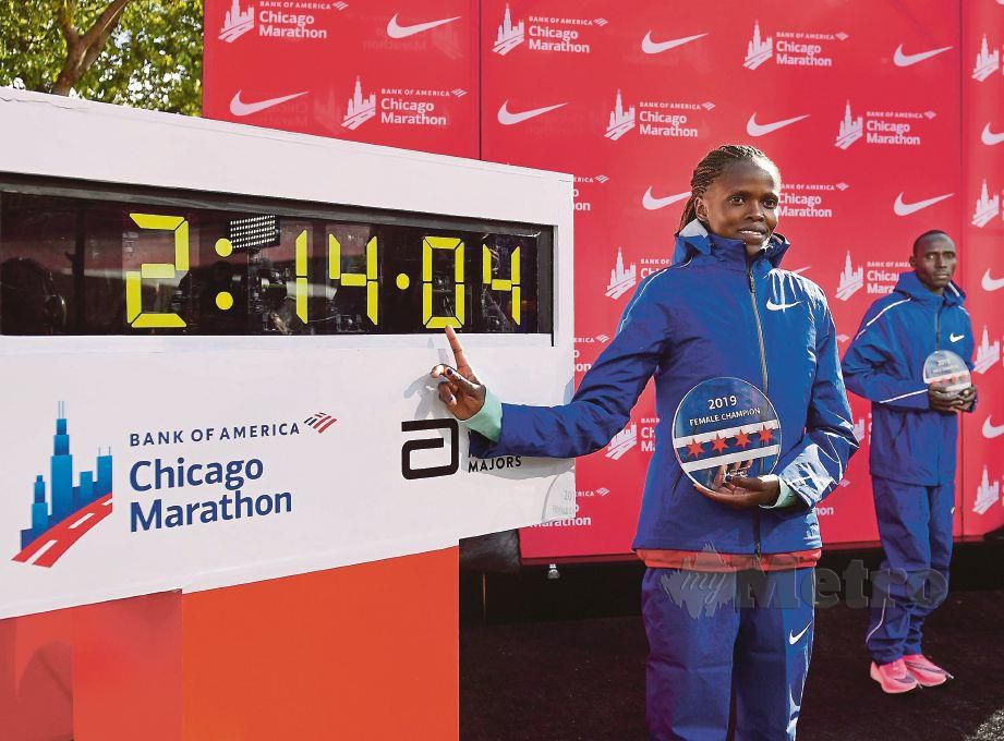 Brigid Kosgei dari Kenya bergambar selepas memecah rekod dunia untuk memenangi acara Maraton Chicago. FOTO AFP