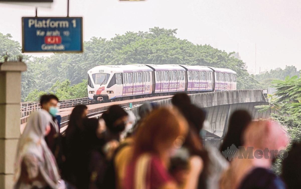 SUASANA orang ramai mengguna kembali perkhidmatan pada pembukaan semula LRT laluan Kelana Jaya ke KLCC selepas penutupan susulan mengalami masalah teknikal pada 9 November baru-baru ini ketika tinjauan dibuat di Stesen Pasar Seni ke KLCC. FOTO ASWADI ALIAS