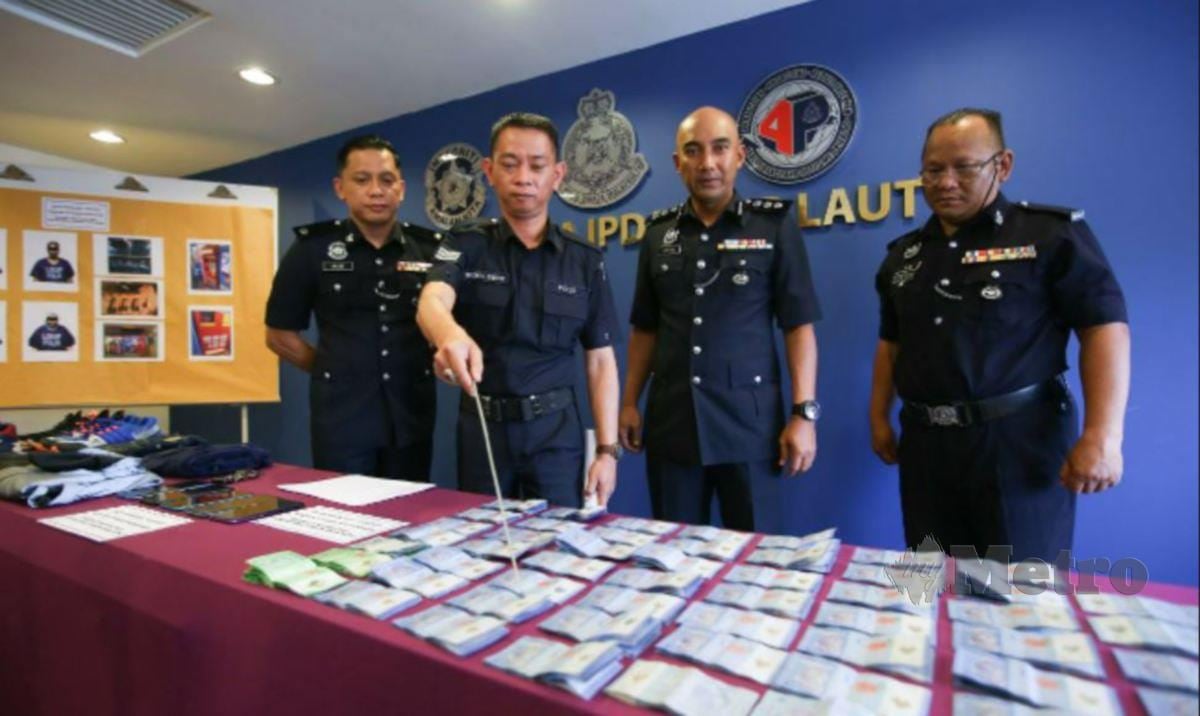 SOFFIAN (dua dari kanan) melihat anggotanya menunjukkan wang tunai yang dirampas dalam kes pecah mesin duit token pada sidang media, hari ini. FOTO Mikail Ong.
