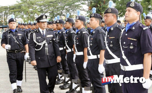 KETUA Polis Selangor, Datuk Abdul Samah Mat memeriksa perbarisan ketika Majlis Serah Terima Tugas Ketua Polis Daerah Kuala Selangor. FOTO Muhamad Sulaiman
