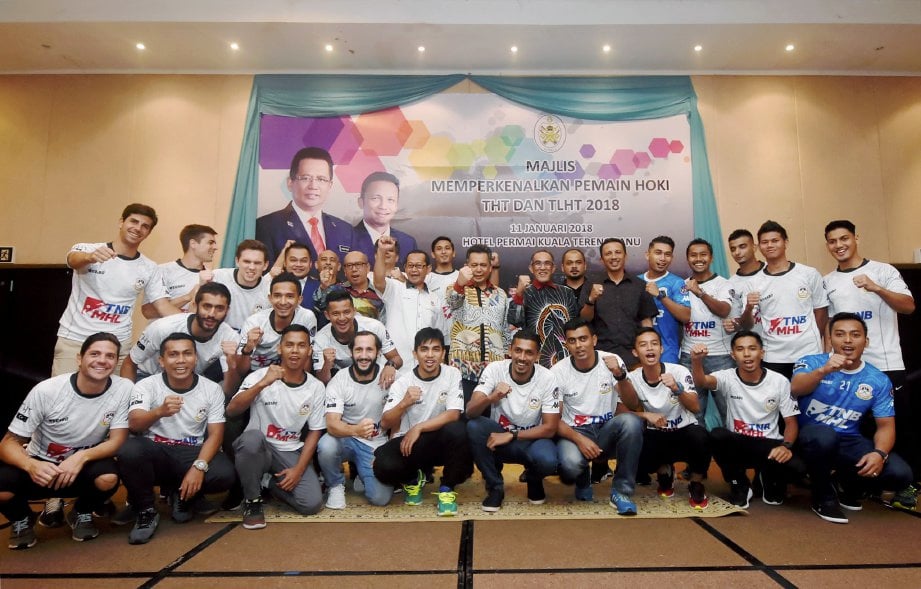 MENTERI Besar, Datuk Seri Ahmad Razif Abd Rahman (tengah) bersama pemain hoki THT pada majlis Memperkenalkan Pemain Hoki THT dan TLHT 2018. Foto fail 