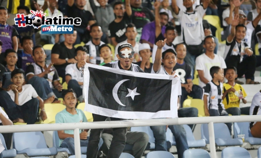 PENYOKONG tuan rumah memberi semangat kepada pasukan Terengganu dalam Perlawananan Liga Super2016 yang berlangsung di Stadium Sultan Mizan Zainal Abidin di Kompleks Sukan Gong Badak malam ni. FOTO Aswadi Alias