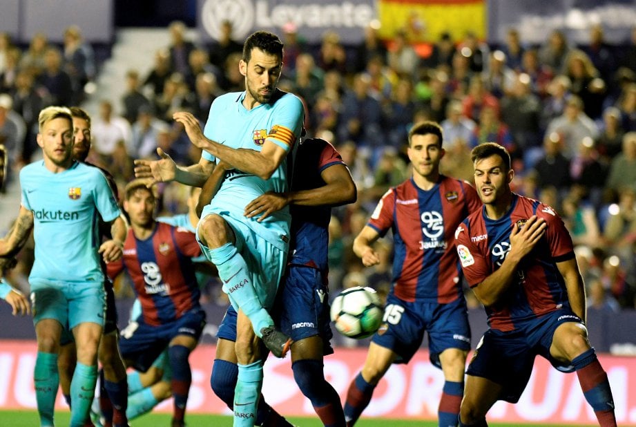 PEMAIN tengah Barca, Sergio Busquets (tengah) ketika menyepak bola. FOTO/AFP  