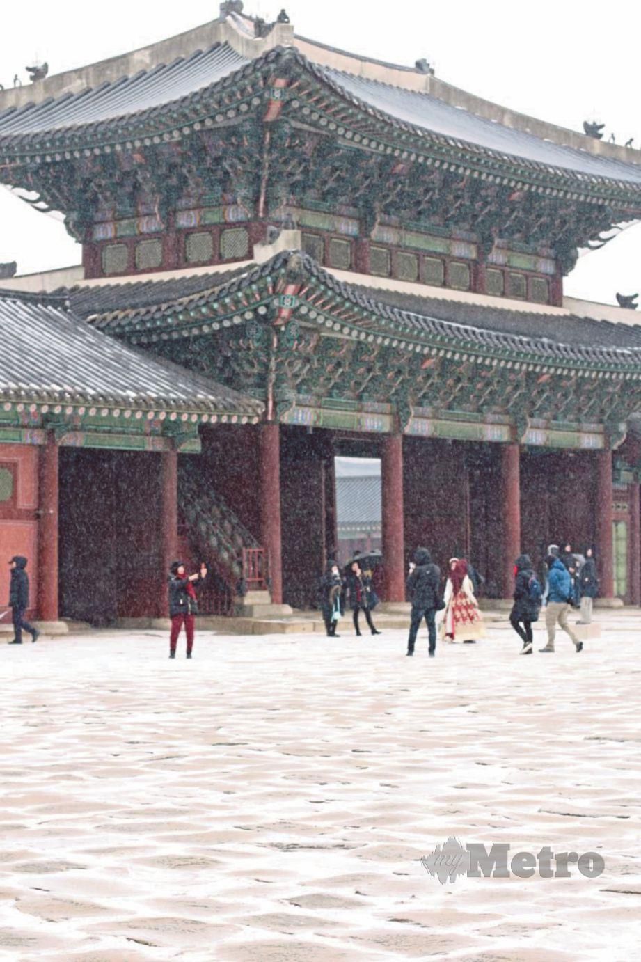 SALJI yang turun di Istana Gyeongbokgung. 