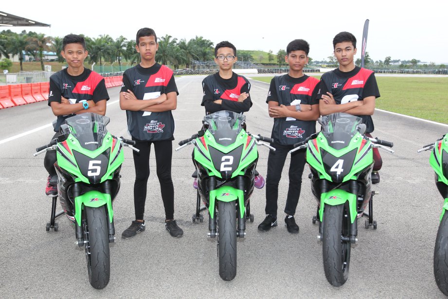 LIMA peserta yang layak untuk sesi pemilihan Impian ke Moto GP bersama Zulfahmi Khairuddin di Litar Go Kart Sepang. Foto MAHZIR MAT ISA