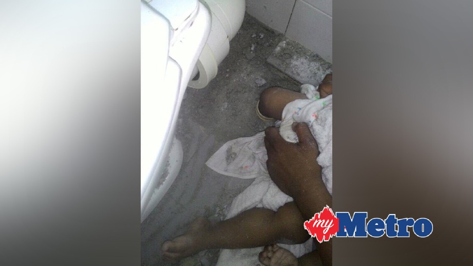 KAKI mangsa tersangkut di dalam paip di tandas rumahnya. FOTO ihsan Bomba