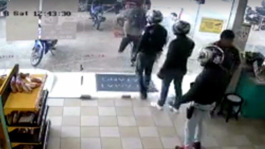DALAM rakaman CCTV, mangsa dibawa keluar oleh sekumpulan lelaki termasuk yang memakai topi keledar dari dalam stesen berkenaan sebelum mangsa dipukul hingga terjatuh 