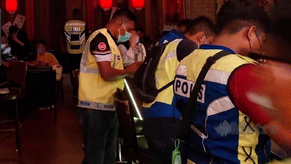 POLIS mengeluarkan kompaun di restoran kerana pelanggan dan pemilik melanggar SOP. FOTO ihsan Polis