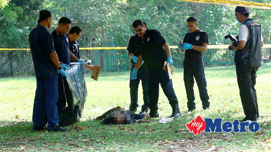 ANGGOTA Forensik Polis Diraja Malaysia (PDRM) memeriksa mayat lelaki yang ditemui. FOTO Amir Irsyad Omar